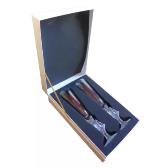 两只 Amour de Deutz 小天使造型水晶杯，装在一个白色盒子里。