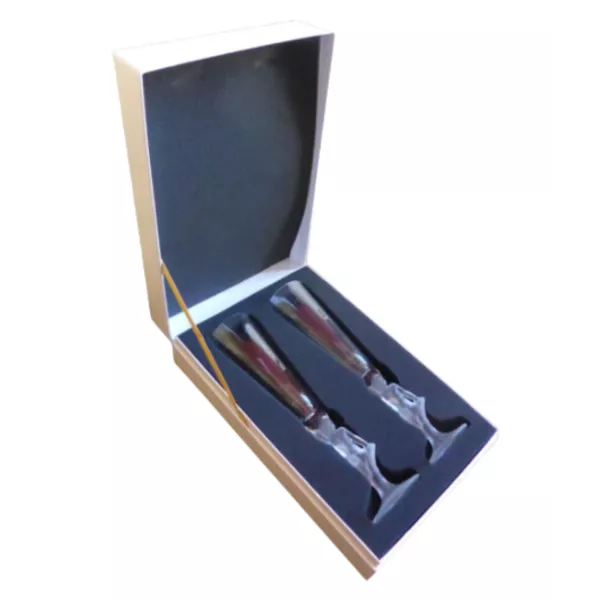 两只 Amour de Deutz 小天使造型水晶杯，装在一个白色盒子里。