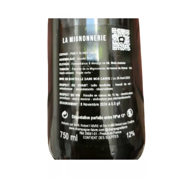 香槟酒 R.浅色背景上的 Faivre La Mignonnerie extra brut